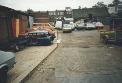 605877 Gezicht op het rommelige bedrijventerrein tussen de Oosterkade (achtergrond) en de Albatrosstraat te Utrecht.